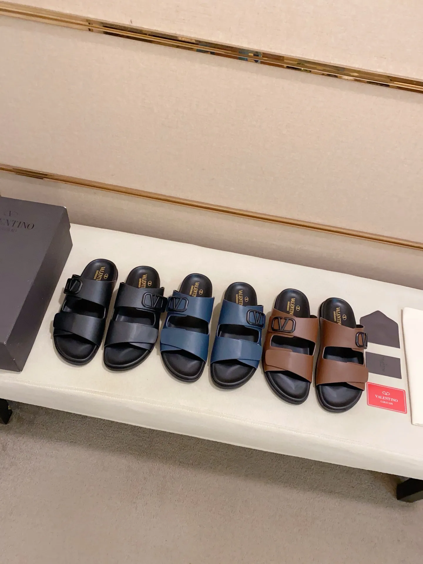 Men's shoes💰: 440💰[Valentino] New men's boutique slippers, counter quality, classic plaid, the actual workmanship is quite complex🔰The uppers are made of imported fabrics➕🐑Sheepskin lining, which tests the craftsman's craftsmanship➕original PU outsole. Size: 38-44 (45 can be customized, non-refundable)